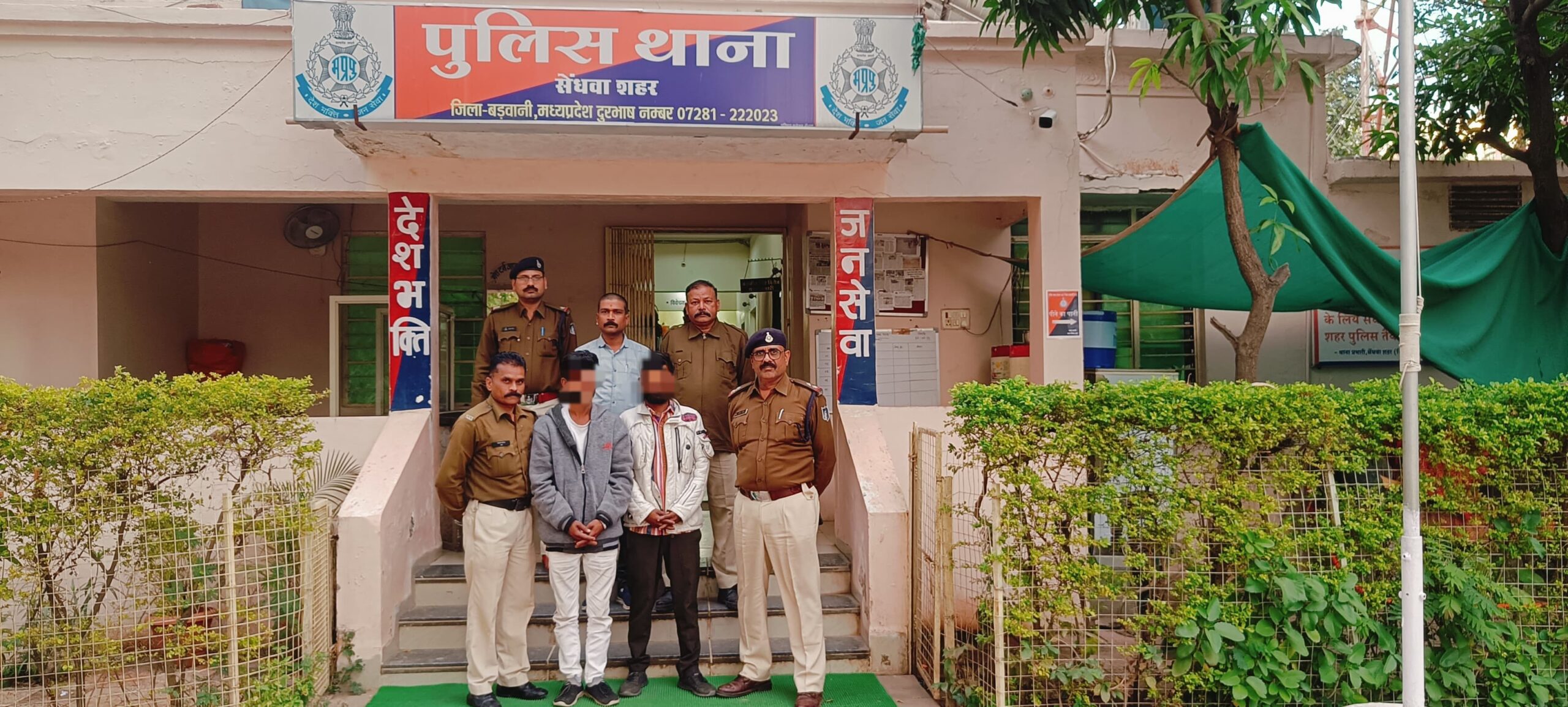सेंधवा शहर पुलिस ने सार्वजनिक स्थान पर गांजा पीते हुए दो आरोपियों को गिरफ्तार कर एनडीपीएस एक्ट के तहत की कार्यवाही