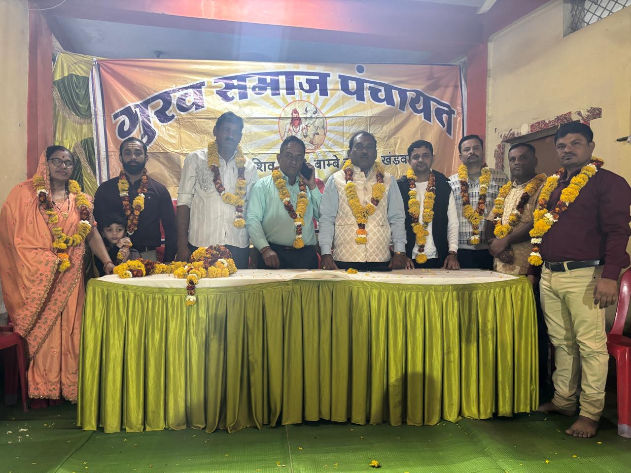 खंडवा गुरव समाज शिव मंदिर पँचायत के नवनिर्वाचित पदाधिकारीयो का आज शपथ विधी समारोह सम्पन्न समाज के वरिष्ठ सोनाथ काले ने  दिलाई पद एव गोपनीयता की शपथ