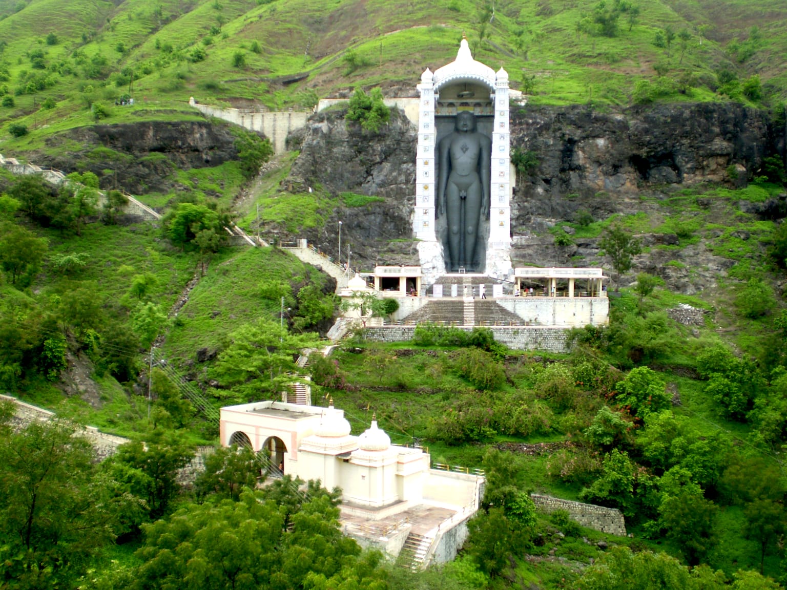 बड़वानी विश्व प्रसिद्ध जैन धर्म के प्रमुख तीर्थ बावनगजा जी  में 28 जनवरी जैन धर्म के प्रथम तीर्थंकर भगवान आदिनाथ जी को मोक्ष कल्याणक पर्व पर निर्वाण लाडू चढ़ाया जायेगा