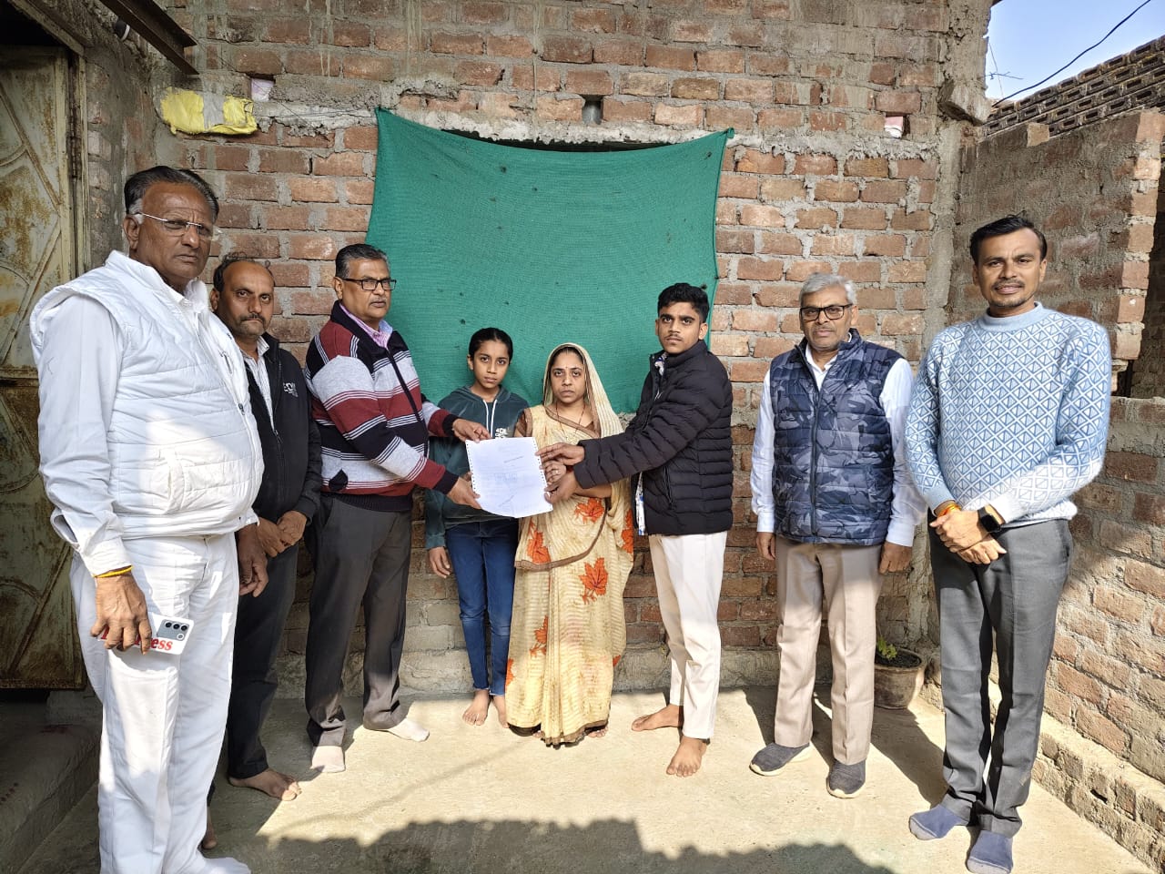 मनावर गुलाटी 4 दिन पूर्व किये गए बीमे के बाद  दुर्घटना में अकस्मात मृत्यु होने पर भारतीय जीवन बीमा  निगम शाखा मनावर ने श्रीमती मनीषा राठौर को क्लेम की राशि दी 25 वर्ष के लाभ के साथ मैच्यूरिटी का लाभ भी मिलेगा lic को दिया धन्यवाद