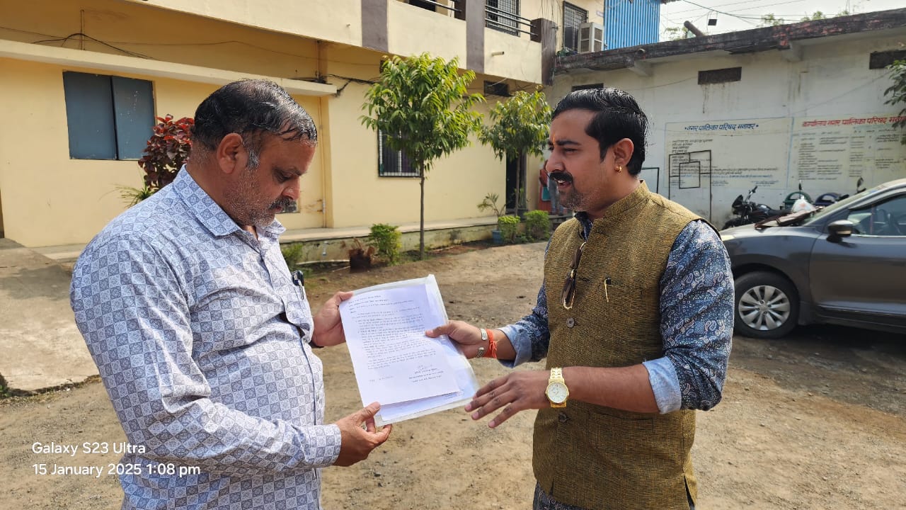 मनावर भाजपा के विधानसभा मिडिया प्रभारी एवं मण्डल उपाध्यक्ष अंकित वेदप्रकाष शुक्ला द्वारा मनावर नगर पालीका के अध्यक्ष अजय पाटीदार को सोंपा ज्ञापन