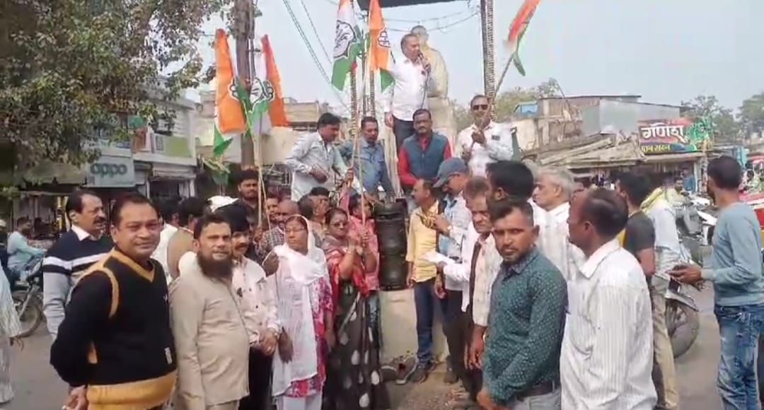 मनावर स्थानीय प्रशासन द्वारा पुरानी तहसील की जमीन हाउसिंग बोर्ड को देने के प्रस्ताव का जनता ने किया विरोध ज्ञापन देकर जमीन नगर परिषद को देने की मांग