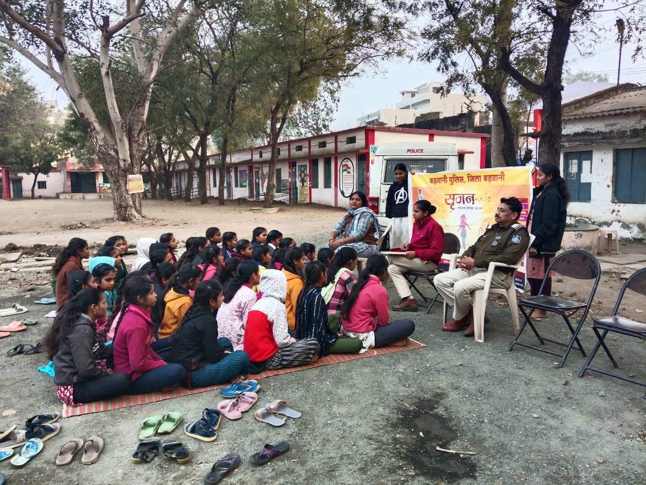 थाना अंजड़ पुलिस टीम द्वारा जनजातिय कन्या छात्रावास अंजड में सृजन अभियान के तहत जागरूकता कार्यक्रम का आयोजन किया छात्राओं को कानून की जानकारी दी