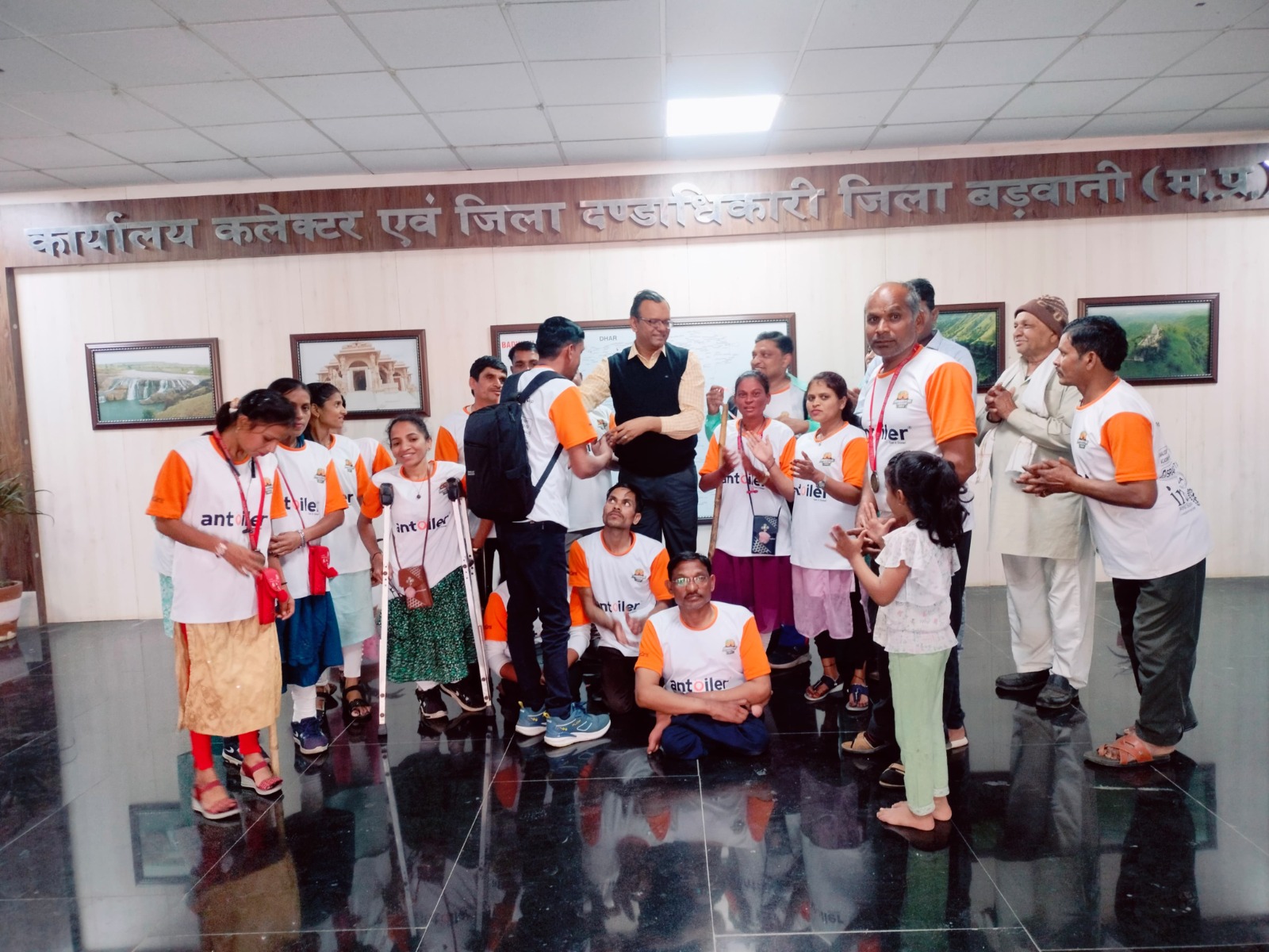 बड़वानी कलेक्टर द्वारा  3 गोल्ड,1 सिल्वर व 2 ब्रांच मेडलिस्ट  पंजा कुश्ती खिलाड़ीयो को सम्मानित किया