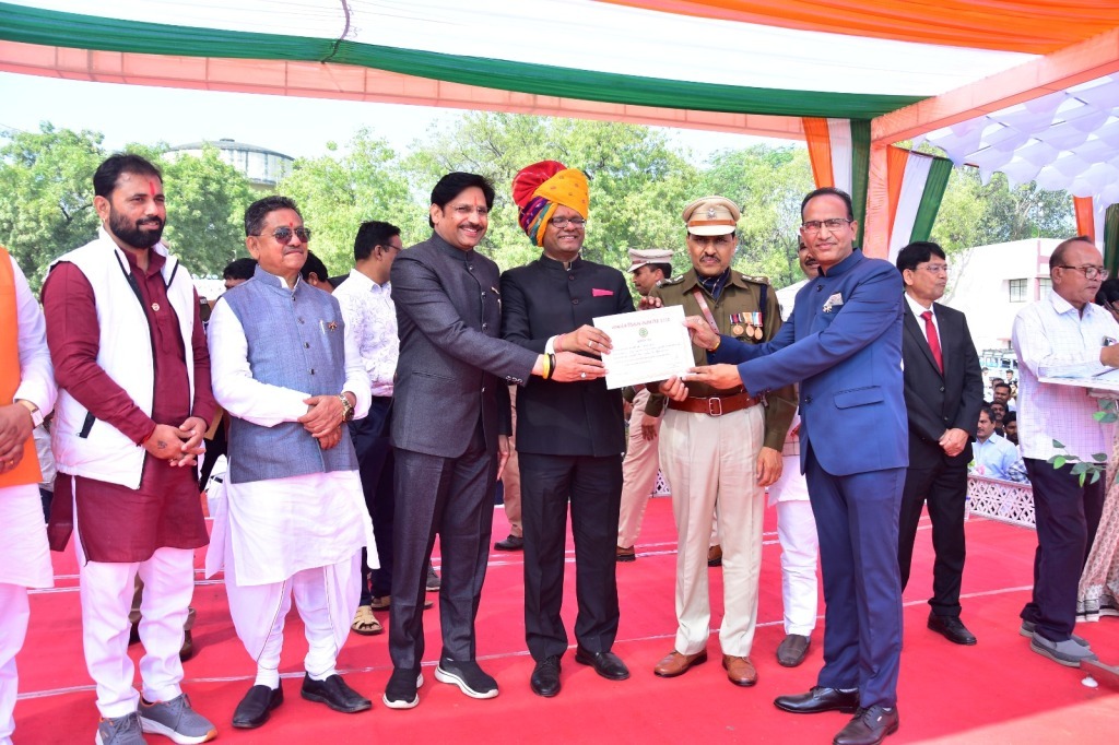 बड़वानी में गणतंत्र दिवस परेड की सलामी कलेक्टर डॉ. राहुल फटिंग द्वारा ली गई   इस अवसर पर उत्कृष्ट कार्य करने वालो का सम्मान भी किया गया