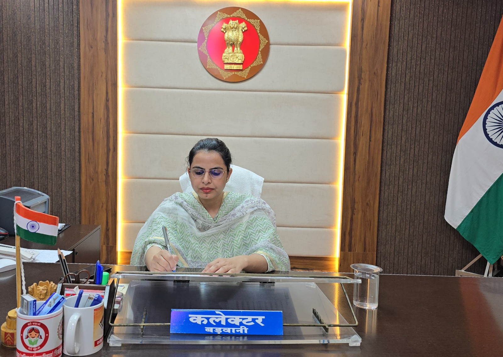 बड़वानी नवागत कलेक्टर सुश्री गुंचा सनोबर ने शुक्रवार को पदभार ग्रहण करने के बाद कलेक्टर सभागृह  में समस्त जिला अधिकारियों की बैठक ली