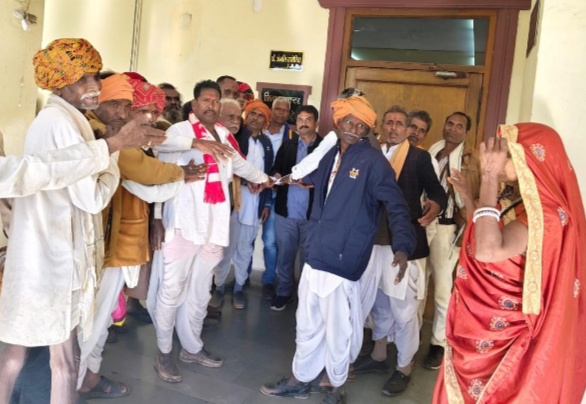 प्रतापगढ़ जिले में आदिवासी अंचल में विद्यार्थियों की परीक्षा को देखते हुवे डीजे एवं ध्वनी प्रदुशीत यंत्र बंद करने को लेकर ज्ञापन सोपा