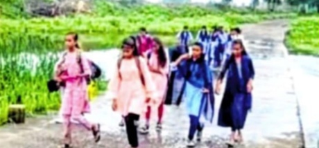 मनावर केंद्रीय महिला बाल विकास मंत्री सावित्री ठाकुर के आदेश की आरईएस विभाग ने हवा में उड़ाई धज्जियां जान जोखिम में डालकर बच्चे  पहुँच रहे स्कूल हादसों का इंताजर