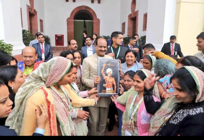 धार महू लोकसभा सांसद एवं केंद्रीय राज्यमंत्री सावित्री ठाकुर के नेतृत्व में सरपंच प्रतिनिधिमंडल ने राष्ट्रपति से की मुलाकात