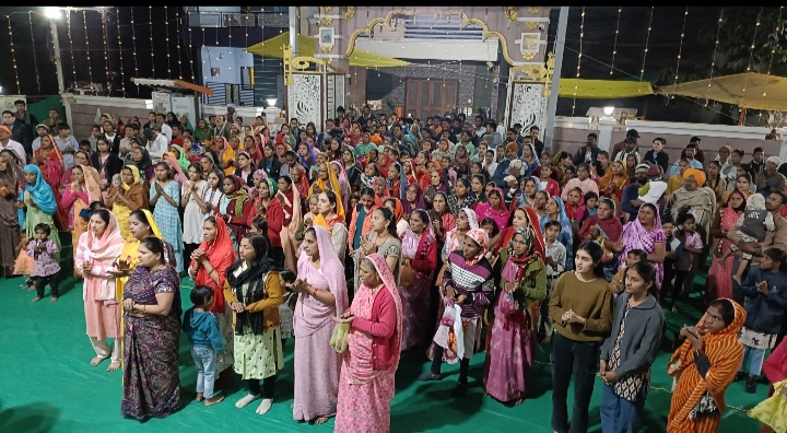 अंजड:- पौष मास की पुत्रदा एकादशी पर नगर के श्री श्याम मन्दिर में 15 हजार श्रद्धालुओ ने किये दर्शन  दर्शन को उमड़ा जन सैलाब श्याम बाबा के दर्शन कर लिया आशीर्वाद