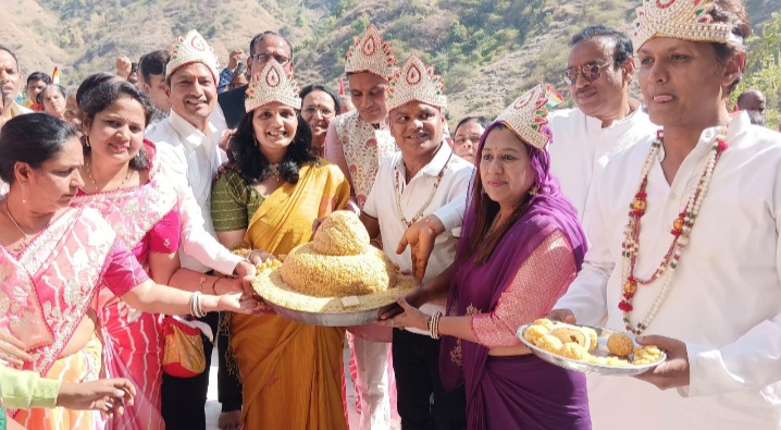 बड़वानी बावनगजा  आचार्य श्री विप्रणत सागर जी महाराज की उपस्थिति में  84 फिट उत्तुंग भगवान आदिनाथ के हुए मस्तकाभिषेक  के बाद पाटनी परिवार अंजड़ ने ,चढ़ाया निर्वाण लाडू