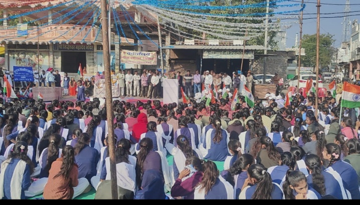 सिंघाना में धूमधाम से मनाया 76वां गणतंत्र दिवस बघैल ने किया झण्डा चौक में झण्डा वंदन