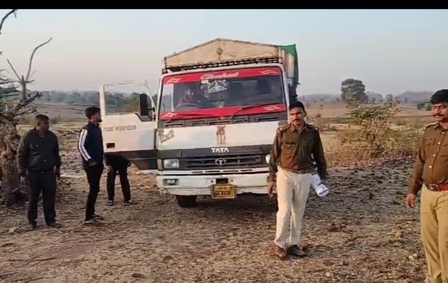 मनावर पुलिस को मिली बड़ी सफलता ग्राम टोंकी से 20 क्विंटल कपास भरी आयसर वाहन चोरी होने के चन्द घण्टो मे पीछा कर ग्राम नाहवेल थाना बाग के जंगल से किया बरामद