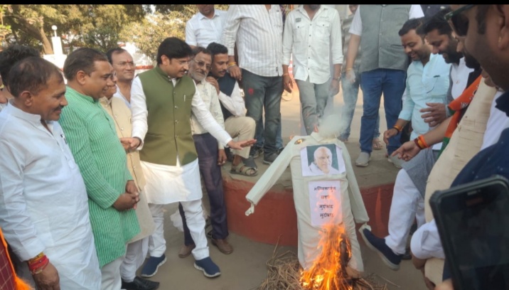 बड़वानी जिले के प्रभारी मंत्री इन्द्र सिंह परमार ने भाजपा कार्यकर्ताओं को संबोधितकीय राज्य सभा सांसद के नेतृत्व में खड़गे का पुतला दहन किया