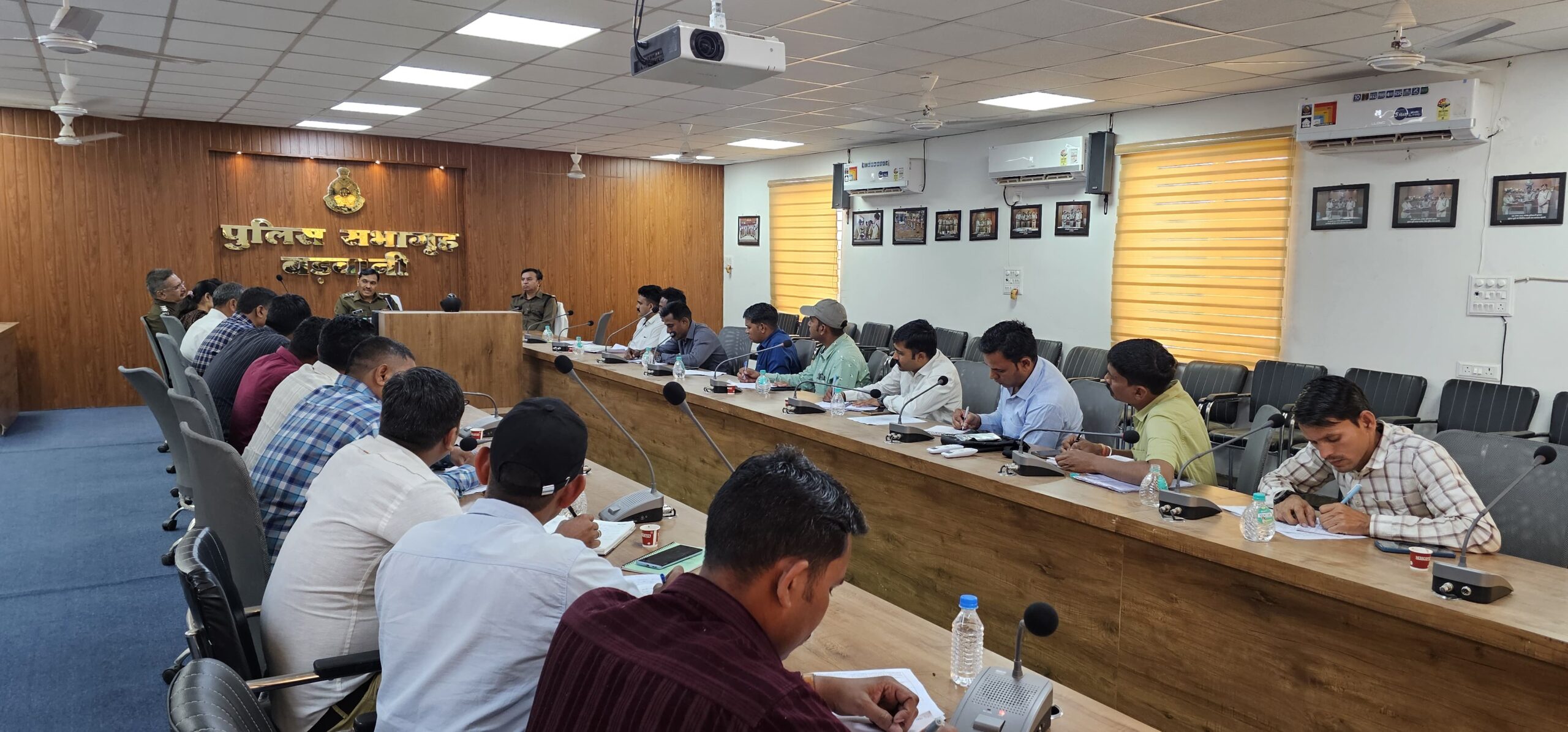 बड़वानी पुलिस अधीक्षक ने ली सूचना संकलन अधिकारियों की बैठक डी.जे./लाउडस्पीकर रहेगा पूर्णतः प्रतिबंधित, सोशल मीडिया पर कड़ी नजर, भड़काऊ संदेश फैलाने वालों पर होगी कठोर कार्रवाई