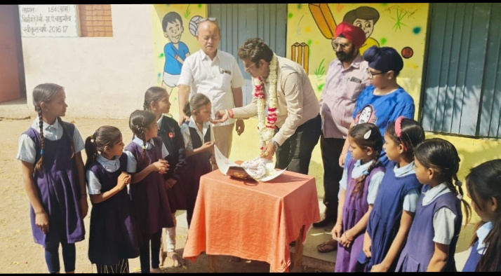 बड़वानी लायंस क्लब की पहल पर आदिवासी बच्चो के साथ सचिन शर्मा का मनाया जन्मदिन सरस्वती प्रसादम अंतर्गत आदिवासी बच्चो को खिलाई जलेबी ,नमकीन और केक,