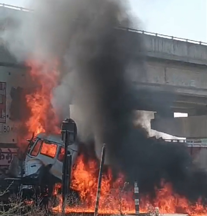 प्रताप गढ़ निंबाड़ा शहर के हाईवे ब्रिज पर हुआ दर्दनाक हादसा ट्राला ब्रिज से टकराया ड्राइवर जिंदा  जला जिसे देखकर हड़कंप मच गया