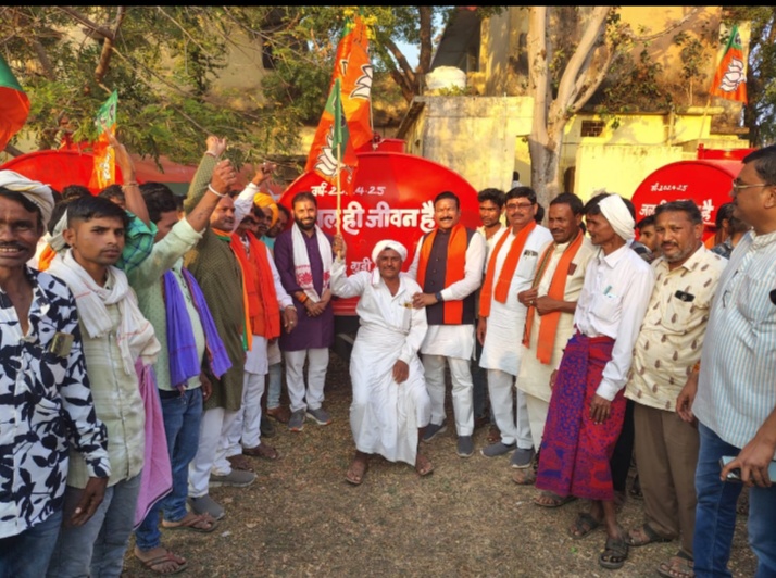 सांसद गजेन्द्रसिंह पटेल ने पाटी विकासखंड की 16 ग्राम पंचायतों में वितरित किए पानी के टैंकर  क्षेत्रों में जल संकट को दूर करने और नागरिकों को राहत प्रदान करने के उद्देश्य से की गई पहल