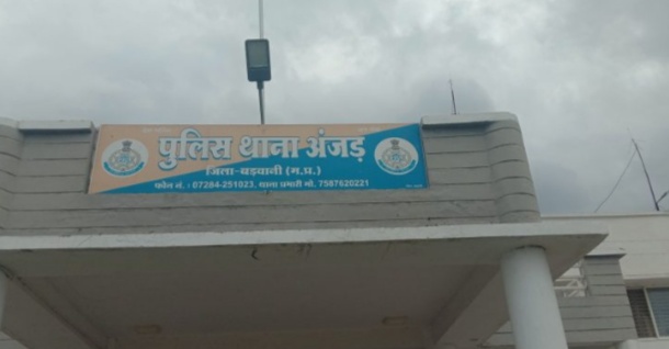 थाना प्रभारी रावल अंजड़ द्वारा वर्ष 2019 से चेक बाउंस के मामले में फरार 2000 रुपए का इनामी आरोपी सलमान पिता मुबारीक शेख को पुलिस ने किया गिरफ्तार आरोपी को भेजा जेल