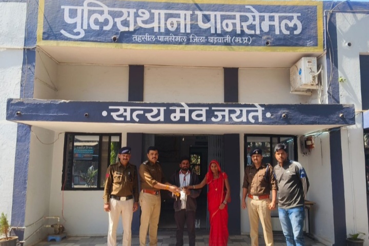बड़वानी जिले में सीसीटीवी कैमरों की मदद से पानसेमल पुलिस ने गुम हुई एक किलो चांदी (कीमत 1लाख रुपए  दो घंटे में तलाश कर फरियादी को लौटाई