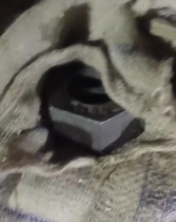 प्रतापगढ़ जिले के सोडलपुर गांव में शासकीय राशन की दुकान पर राशन डीलर के द्वारा सरकारी गेहूं का तौल करते समय वजन बढ़ाने के लिए 5 किलो के बाट का उपयोग किया जा रहा था वीडियो वायरल होने के बाद जांच के आदेश