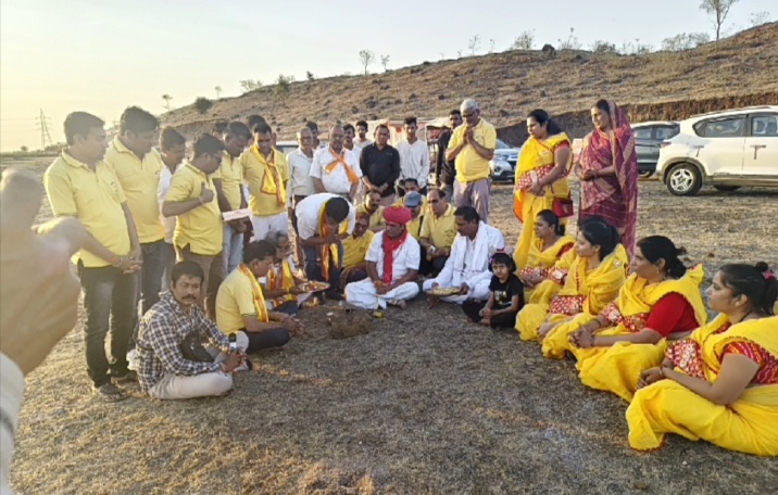 मनावर रविवार को गोकुलधाम गौशाला मनावर की नई भूमि ग्राम लोणी पर संत श्री ब्रजकिशोर जी नागर द्वारा गौग्रास भवन का भूमिपूजन किया गया