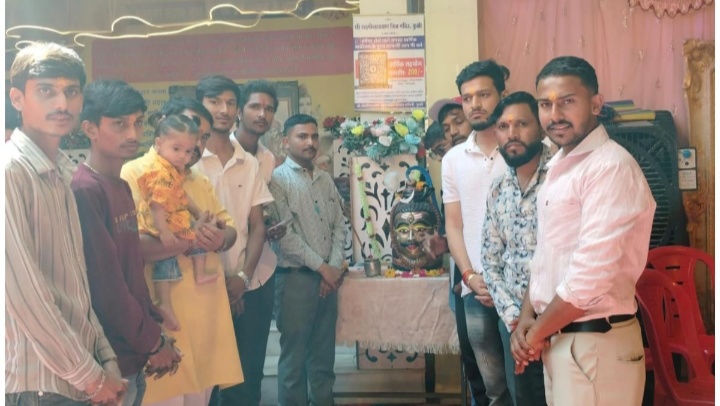 कुक्षी विश्व हिंदू परिषद के द्वारा लक्ष्मी नारायण मंदिर में भगवान नारायण को एक पत्र सोपा