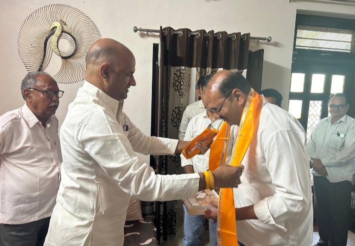 जिला अध्यक्ष कृष्णावत ने पूर्व प्रदेश अध्यक्ष एवं सांसद सीपी जोशी से मुलाकात कर उनका मार्गदर्शन लिया