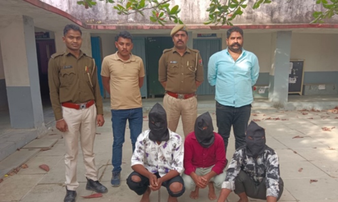 प्रताप गढ़  पुलिस ने 7 माह पूर्व राहगीरों के साथ हुई डकेती का खुलासा तीन अभियुक्तो को किया  गिरफ्तार