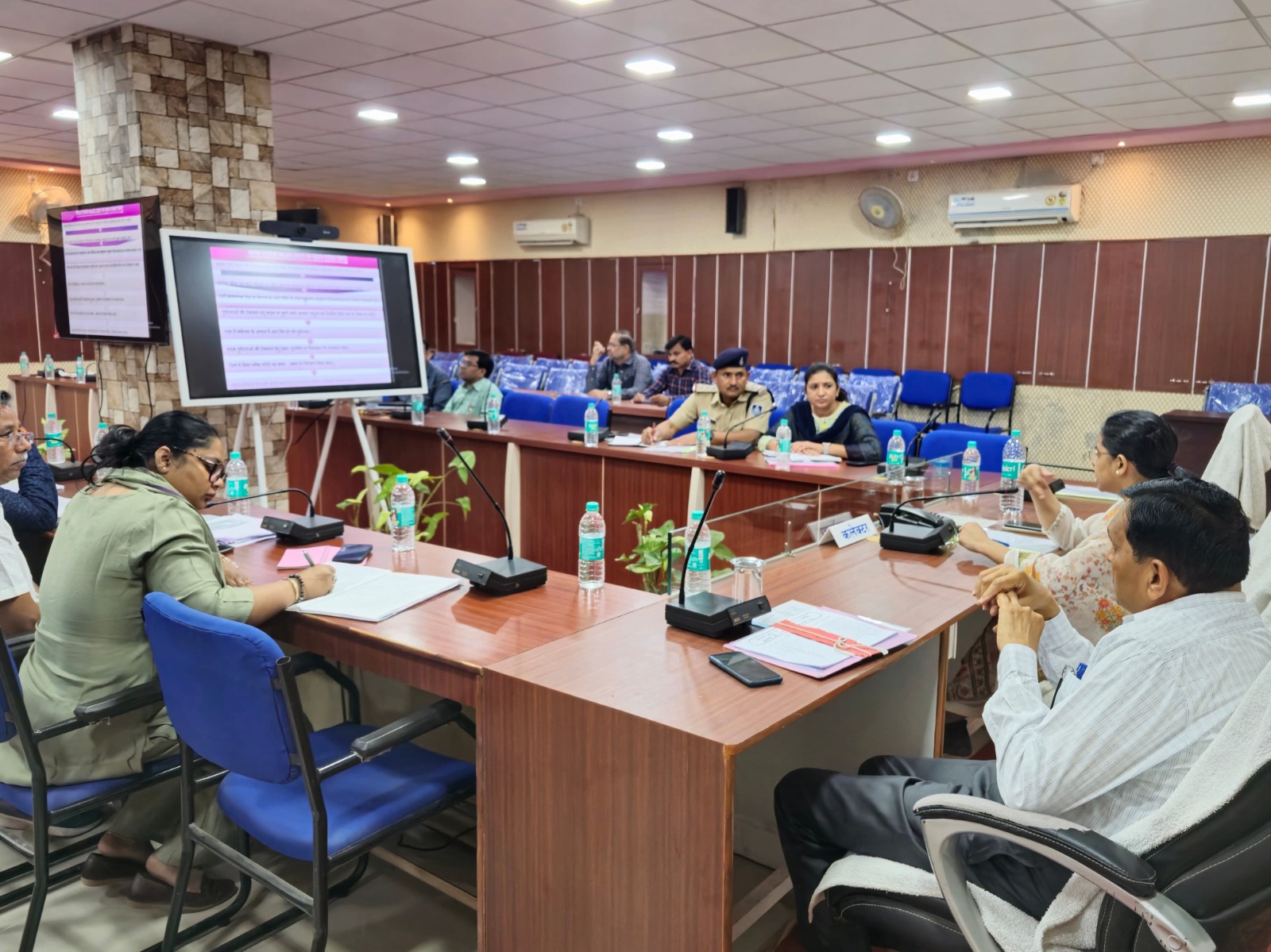 बड़वानी कलेक्टर ने सीएम हेल्पलाइन में शिकायतों के निराकरण नहीं करने वाले अधिकारियों पर लगाया जुर्माना