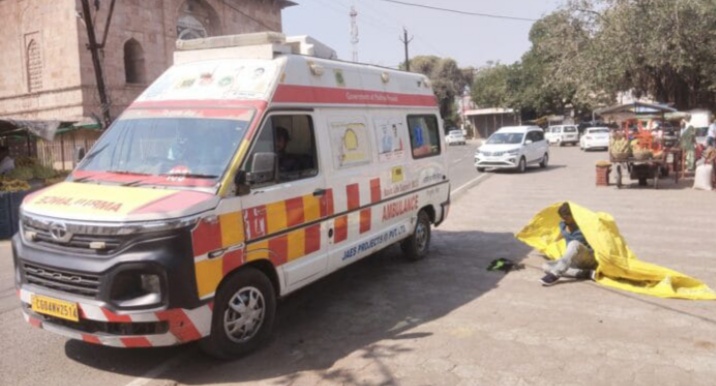 मांडव ऐतिहासिक पर्यटक नगरी में मधुमक्खियो का आतंक बाहर से आए देसी विदेशी पर्यटक हुवे परेशान पीड़ितों को एंबुलेंस से भेजा अस्पताल बाजार में अफरातफरी का माहौल