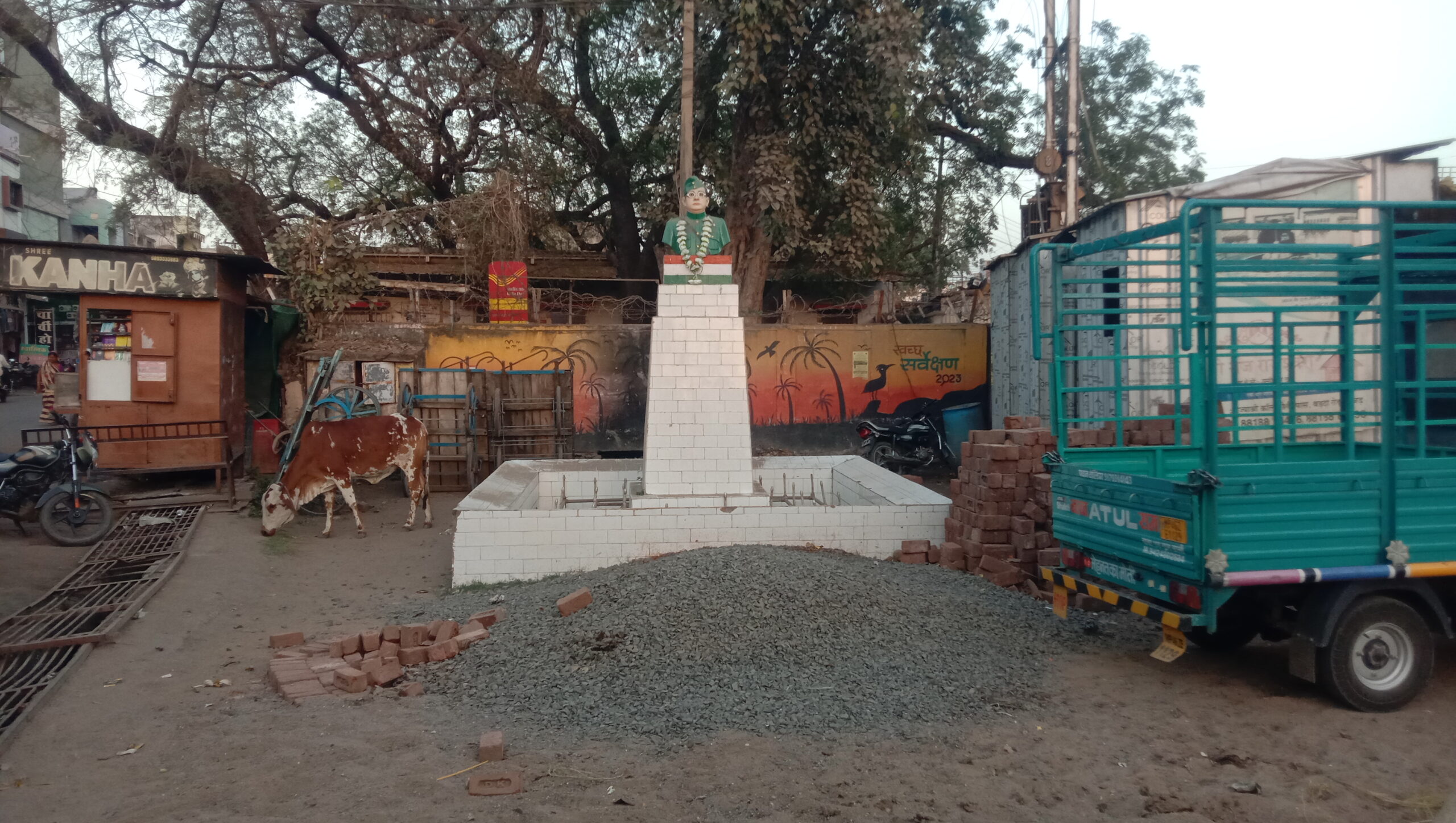 अंजड़ बस स्टैंड सुभाष चंद्र बोस प्रतिमा स्थल पर अतिक्रमण गंदगी  कचरा  आवारा पशुओं का कब्जा जवाबदार नगर परिषद ने मुंह मोड़ा