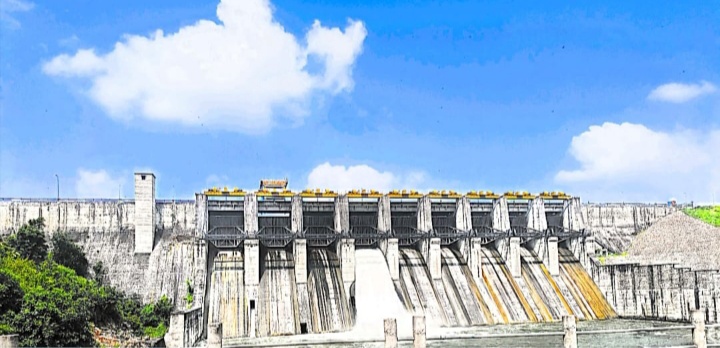 मनावर सरकार द्वारा चलाए जा रहे जल निगम विभाग के द्वारा मांही परियोजना पर अवैध उत्खनन से खतरा पैदा हुआ प्रशासन के जवाबदारी मोन कभी भी गंभीर घटना हो सकती है