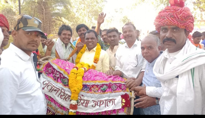 नालछा भगोरिया मेले में विभिन्न मंचों से स्वागत करते हुए नृत्य दलों का सम्मान किया गया भाजपा  विधायक कालू सिंह ठाकुर, पूर्व कांग्रेस विधायक पांचीलाल मेड़ा  हुवे समिल्लित