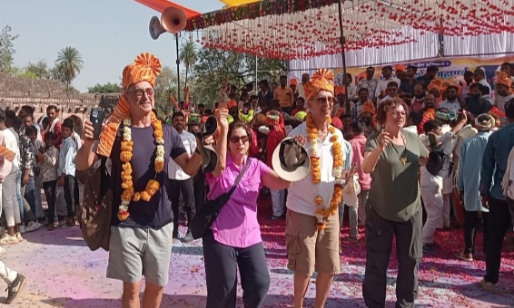 मांडव ऐतिहासिक नगरी में भगोरिया पर्व बड़े उत्साह के साथ मनाया गया जिसमें विदेशी पर्यटक भी मांदल की थाप पर नाचते नजर आए