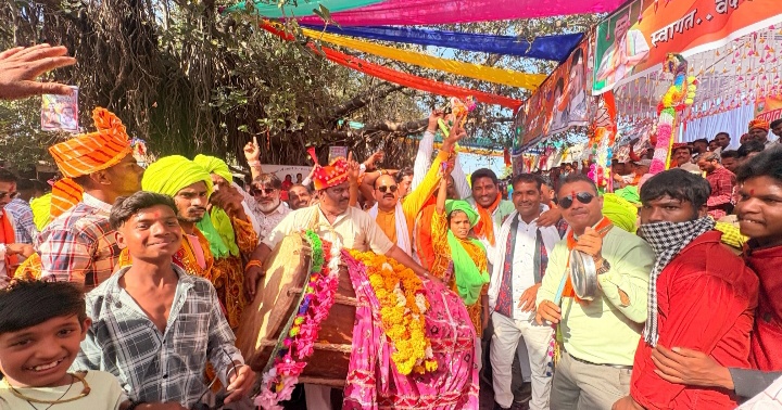 मांडू/पर्यटन नगरी मांडू में इतिहास और संस्कृति का अदभुत मिलन देखने को मिला ब्राजील के सैलानियों पर चढ़ा आदिवासी संस्कृति का रंग ढोल मांदल की थाप पर जमके नाचे