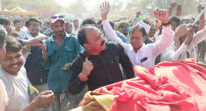 अंजड:- सोमवार को बाजार हाट के साथ स्थानीय दशहरा मैदान में भगोरिया का पर्व  में 10 मादल नो बांधा समा हर्षोउल्लास व उत्साह के साथ मनाया भगोरिया पर्व प्रथम पुरस्कार  रानीपुरा को मिला