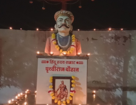 अंजड़ कल रात्रि 11 मार्च को पृथ्वी राज चौहान जी स्मृति स्थल पर माल्यार्पण कर वीर संभाजी महाराज की फोटो पर माल्यार्पण कर पुण्यतिथि मनाई गई।