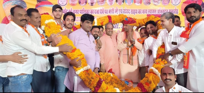 अरनोद में नगर पालिका बनने के बाद पहली बार आने पर भव्य स्वागत किया उपखण्ड कार्यालय से खुल्ली कार में बिठाकर मेन बाजार में होते हुए शिव पैलेस तक जुलुश ढोल डीजे के निकाला जिसका जगह पुष्प वर्षा कर भव्य स्वागत किया