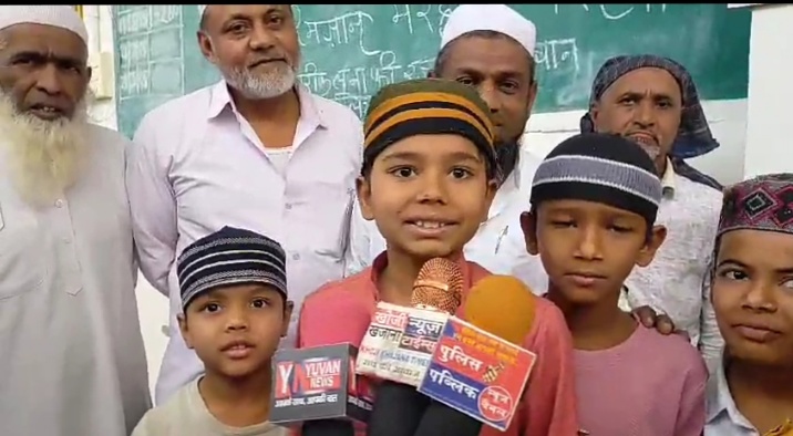 अंजड 83 साल की उम्र में बुजुर्ग रिटायर इंजीनियर मुस्तफा खान साहब पूरे रमजान के रोजे रखकर अल्लाह की इबादत कर रहे हैं वही बच्चे भी रोजे रखकर अल्लाह की इबादत करते नजर आए*