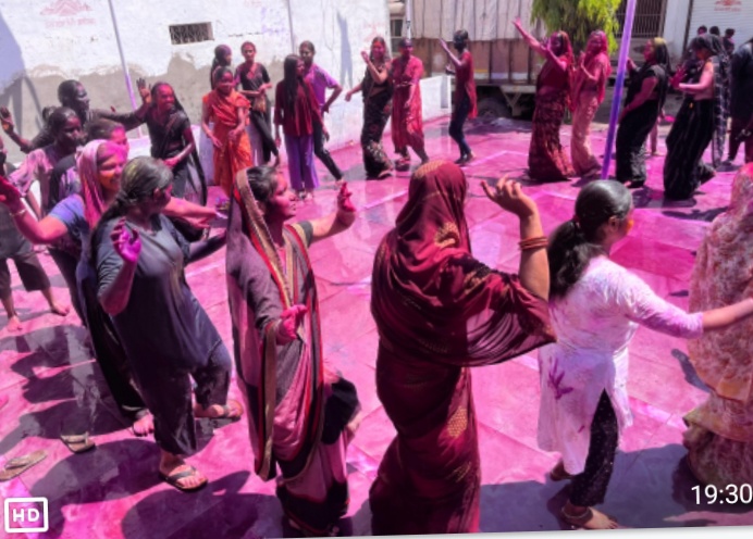 नालछा नगर में रंग पंचमी का त्यौहार राधा कृष्ण फाग मंडली द्वाराफाग यात्रा निकाल कर फाग गीतों से भरपूर आनंद लेते हुए रंग गुलाल उड़ाते हुए मनाई रंग पंचमी