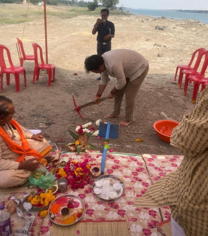 मनावर सेमलदा से छोटा बड़दा में बनने वाले पुल का भूमि पूजन प्रबंधक राजेश शर्मा ने किया धार जिला और बड़वानी जिले के क्षेत्रवासियों को मिलेगा लाभ दूरी होगी 35 किलोमीटर कम
