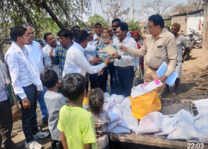 उमरबन आग की घटना से प्रभावित परिवारों की मदद के लिए पहुंचे, जय ओंकार भिलाला समाज जिला संगठन के सदस्य पीड़ित परिवार का हौसला बनाते हुए हर संभव मदद करने का दिया आश्वासन