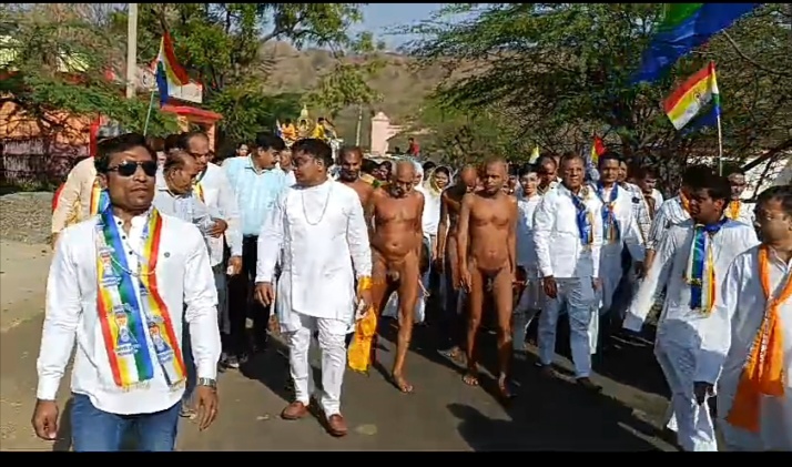 बड़वानी बावनगजा आर्यिका संघ के सानिध्य में निकाली गई भगवान आदिनाथ तक पद यात्रा बावनगजा ट्रस्ट के अध्यक्ष विनोद दोशी द्वारा जैन धर्म ध्वजा फहरा कर किया यात्रा को प्रारंभ