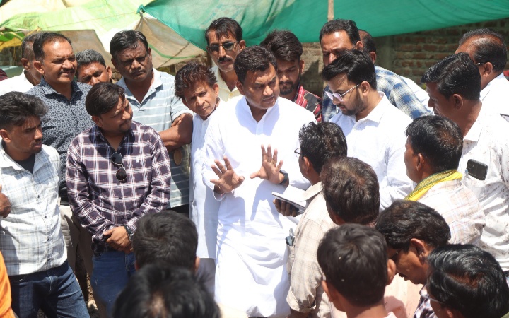 मनावर विधायक ने ग्राम आडाबयडा में पिछले दिनों 11 परिवारों के मकान जल गए थे उन परिवार से मिलकर उनकी समस्याएं सुनी सभी को राहत पहुंचाने का दिया भरोसा