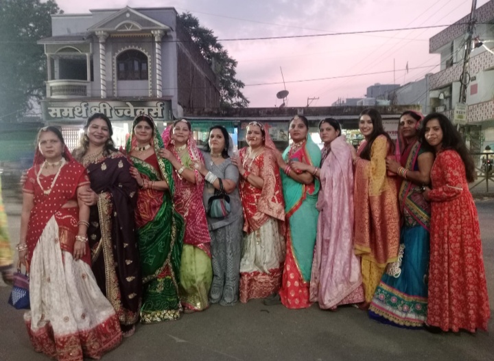 मनावर गणगौर पर्व पर नगर में आद्यगौड़ ब्राह्मण समाज की महिलाओं ने  पाती निकाली जो प्रमुख मार्गो से निकाली गई