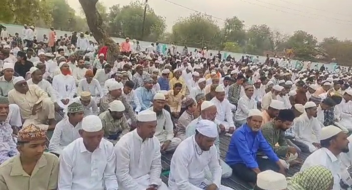 बड़वानी महक उठी है फ़ज़ा पैरहन की ख़ुशबू से चमन दिलों का खिलाने को ईद आई है"अमन का पैगाम देकर मनाई ईद