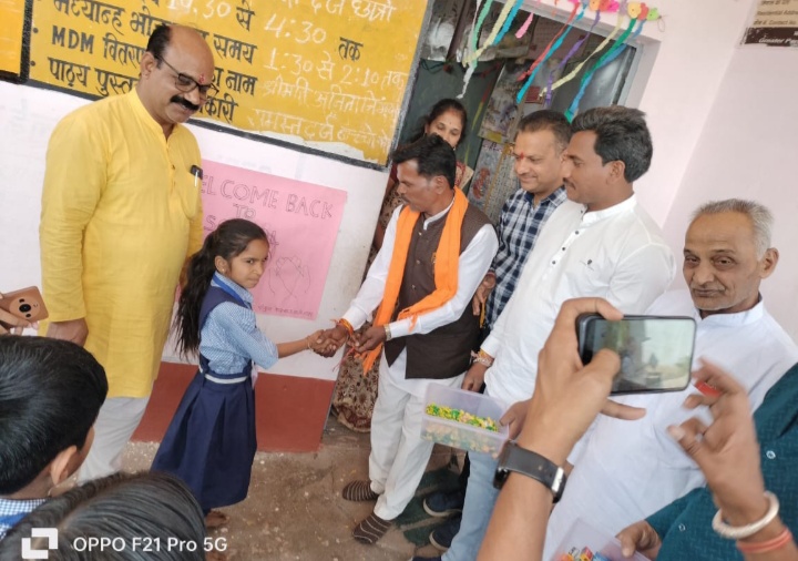 नालछा एक अप्रैल से स्कूल चलो अभियान के अंतर्गत प्रवेशी छात्रों केआगमन पर उनका स्वागत किया गया