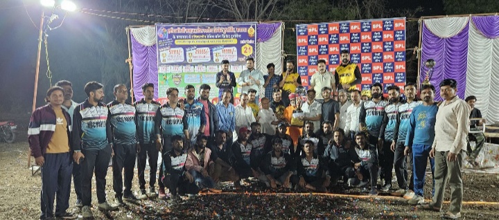 मनावर नगर के गोपालपुरा रोड स्थित मैदान में 10 दिवसीय सिर्वी समाज द्वारा प्रदेश स्तरीय रात्रि कालीन टेनिस बॉल क्रिकेट टूर्नामेंट का आयोजन किया गया फाइनल मैच पिपरनी ने जीता 51हजार का प्रथम पुरस्कार प्राप्त किया