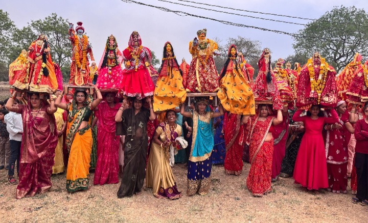 नालछा नगर में आज गणगौर का चल समारोह ग्राम में धुमधामसेभ्रमण करता हुआ निकाला ग्राम वासियों ने फुलों की वर्षा के माता को दी नमः आंखों से बिदाई